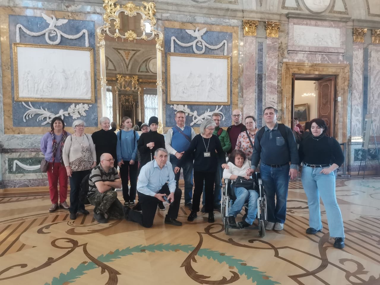 Слепоглухие жители Санкт - Петербурга посетили Мраморный дворец