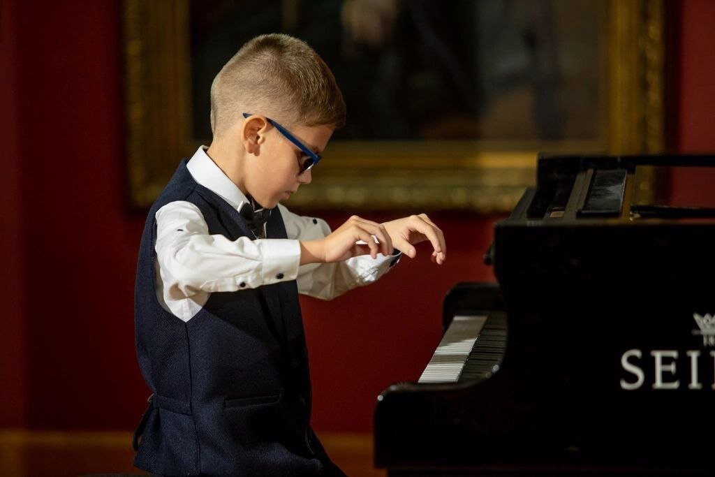 Истории, которые вдохновляют: Как 11- летний незрячий мальчик стал известным пианистом