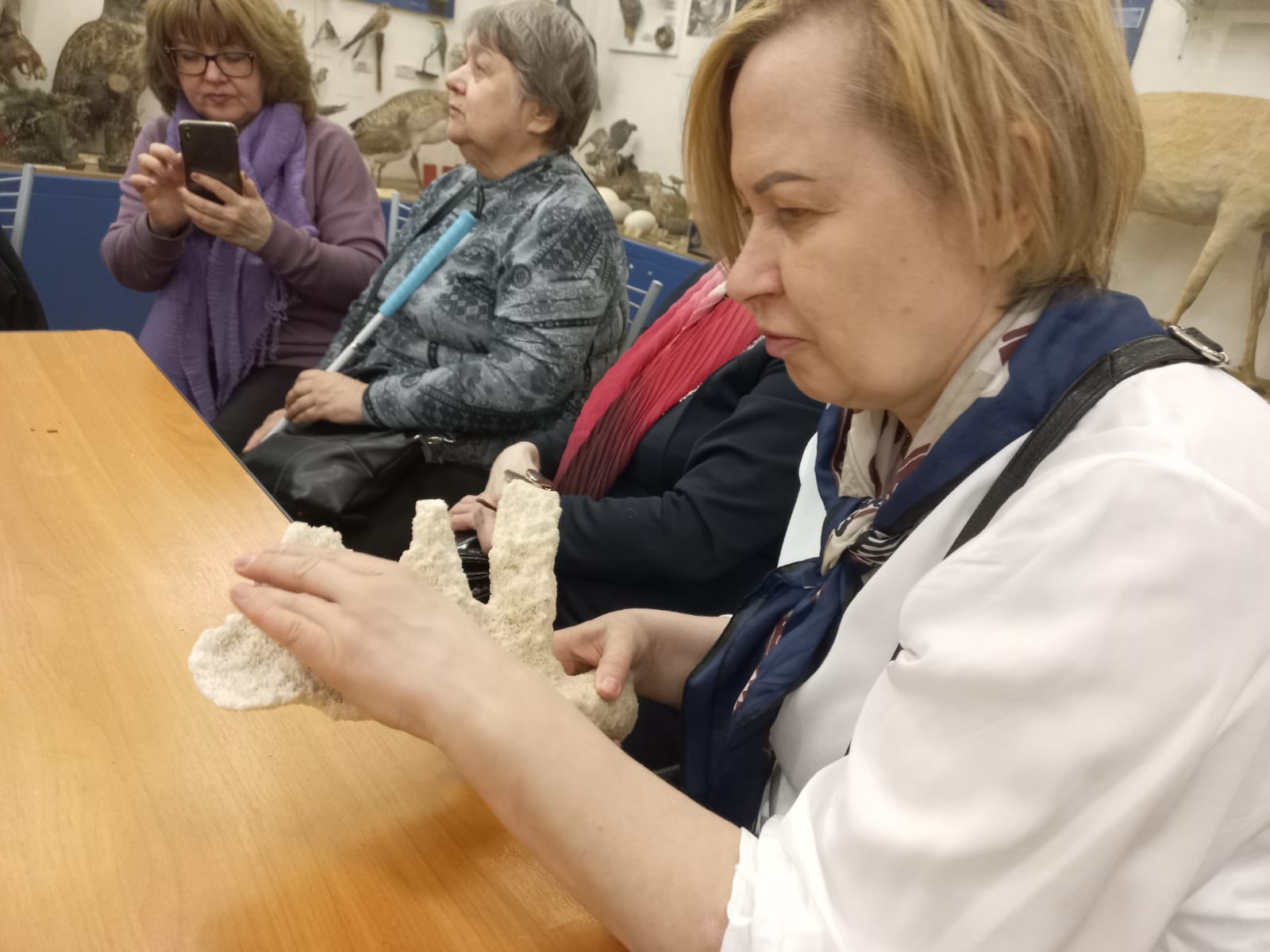 Слепоглухие москвичи посетили Государственный биологический музей