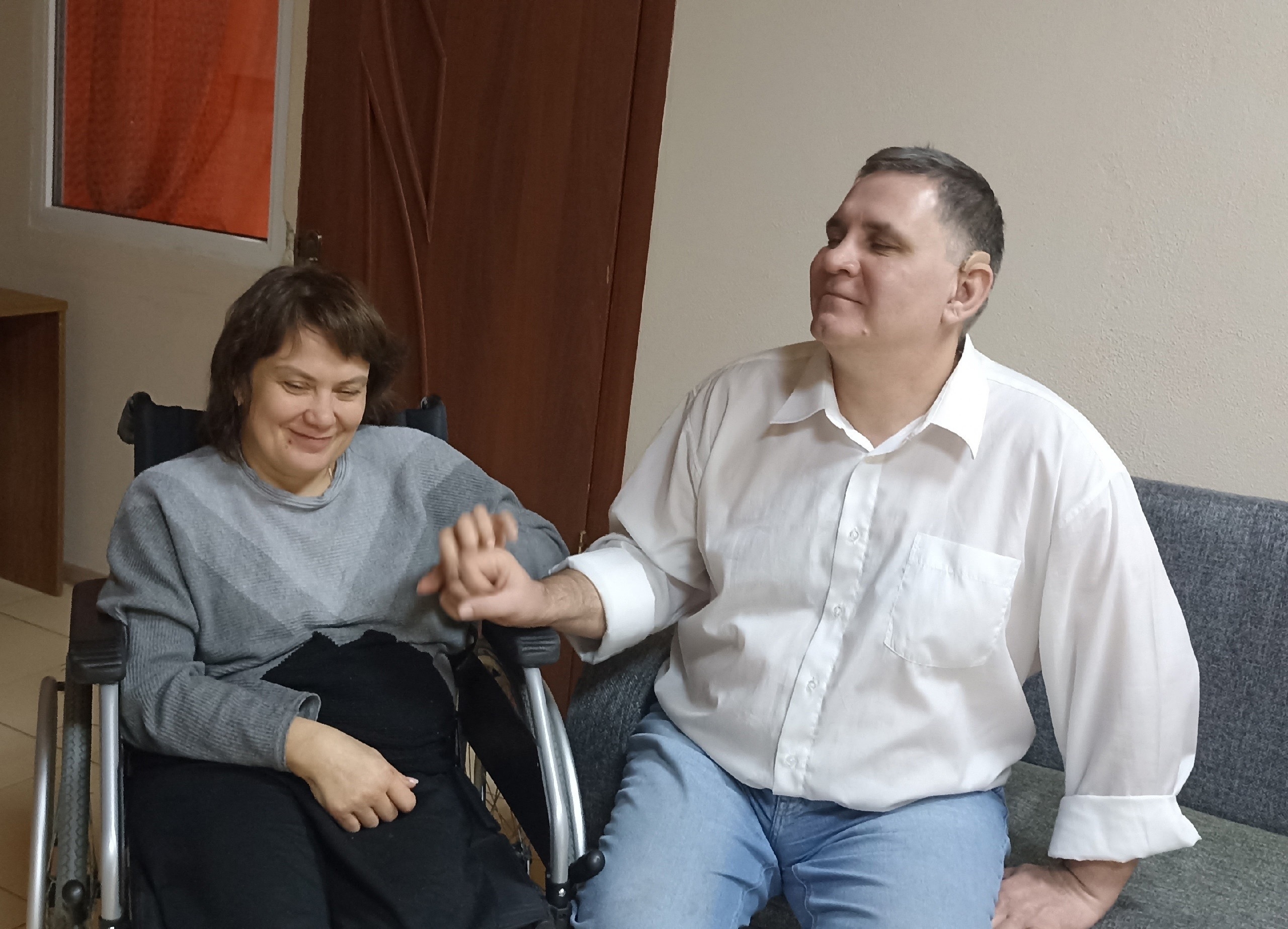 Не преодолевает, а ярко живёт